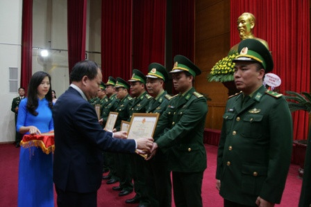 Phó Giám đốc Nguyễn Văn Tuế trao Giấy khen của Sở GD&ĐT