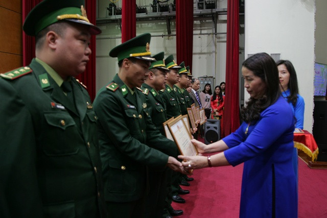 Giám đốc Sở GD&ĐT trao Giấy khen cho các cá nhân có nhiều đóng góp cho sự nghiệp chung