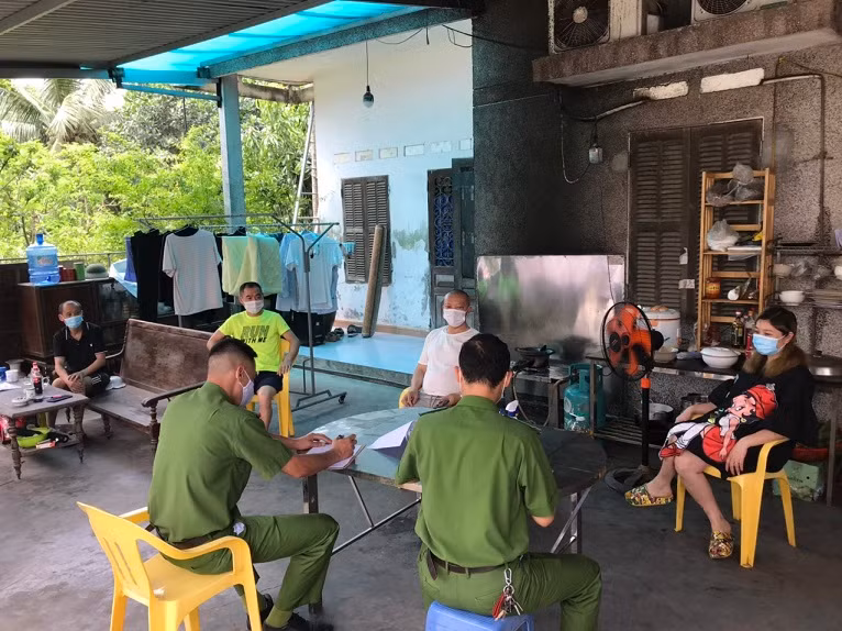 Cơ quan chức năng làm việc với 4 người Trung Quốc không chấp hành quy định cách ly tại nơi ở.