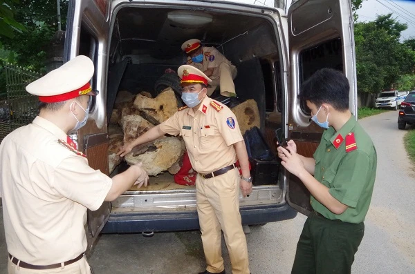 Cơ quan chức năng kiểm tra bên trong chiếc xe du lịch.