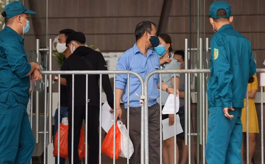 Cơ quan chức năng tiến hành phong toả Chung cư Center Point (27 Lê Văn Lương, Hà Nội).