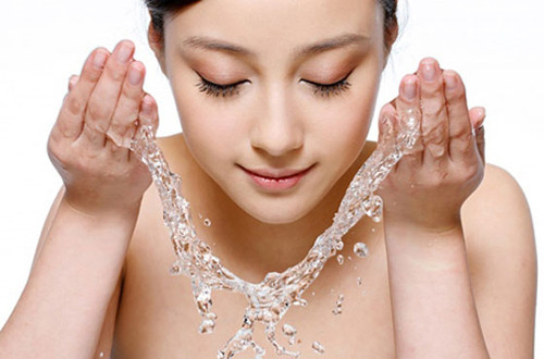 Chăm sóc da đúng cách để giữ gìn vẻ tươi trẻ cho khuôn mặt.
