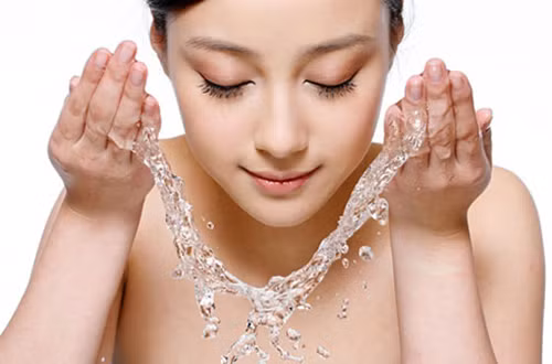 Chăm sóc da đúng cách để giữ gìn vẻ tươi trẻ cho khuôn mặt.