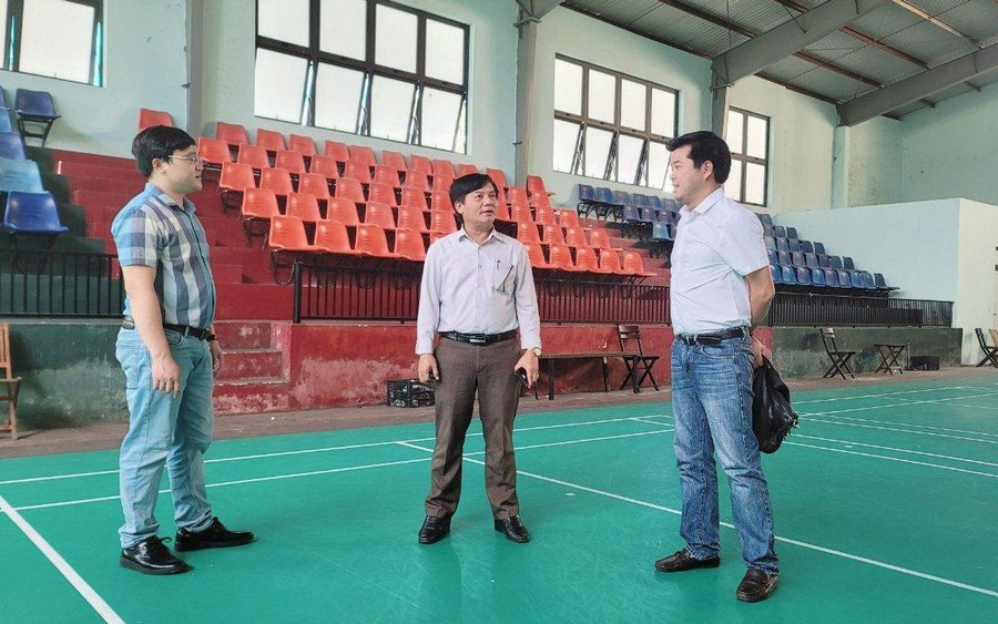 Sau buổi làm việc, Ban tổ chức giải đã đi kiểm tra sân đấu và công tác chuẩn bị cho giải đấu. Sau buổi làm việc, Ban tổ chức giải đã đi kiểm tra sân đấu và công tác chuẩn bị cho giải đấu.