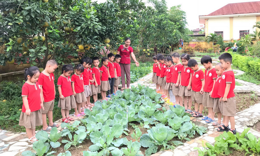 Cô - trò Trường mầm non Nhân Mỹ (Lý Nhân, Hà Nội).