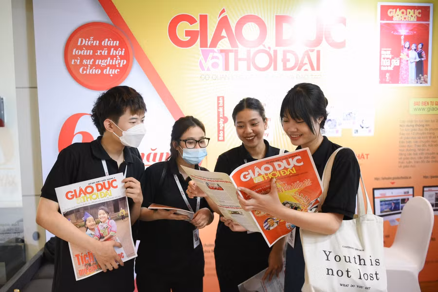 Báo Giáo dục và Thời đại luôn được sự quan tâm của đồng nghiệp, các bạn sinh viên trong thời gian diễn ra Hội Báo.