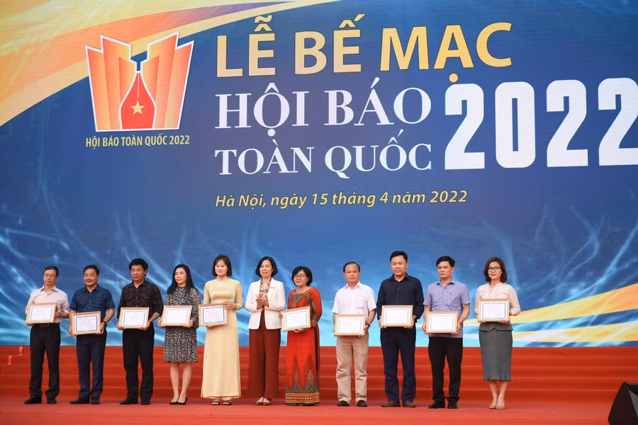 Trao tặng giấy khen cho các đơn vị có đóng góp vào thành công của Hội Báo toàn quốc 2022.