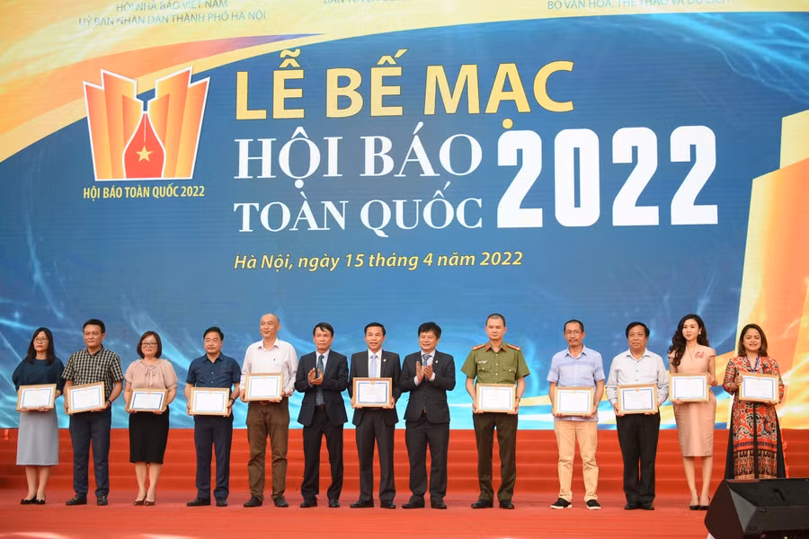 Các đơn vị báo chí nhận giải C ở các thể loại Giải với bìa báo Tết, Giao diện điện tử, Chương trình ấn tượng..