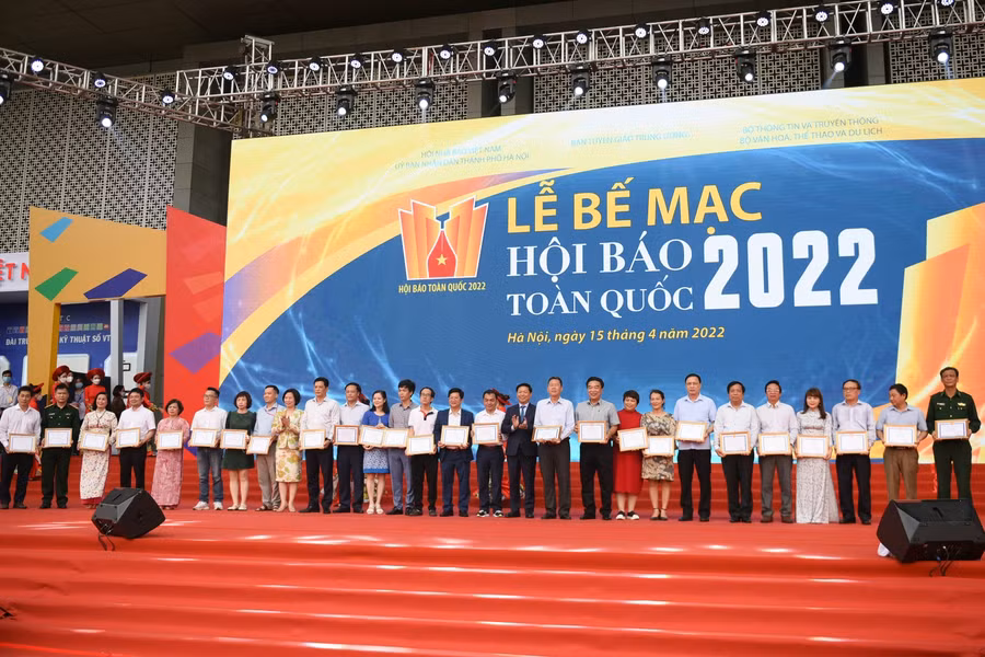 Các đơn vị báo chí nhận Giải Khuyến khích ở các thể loại Giải.