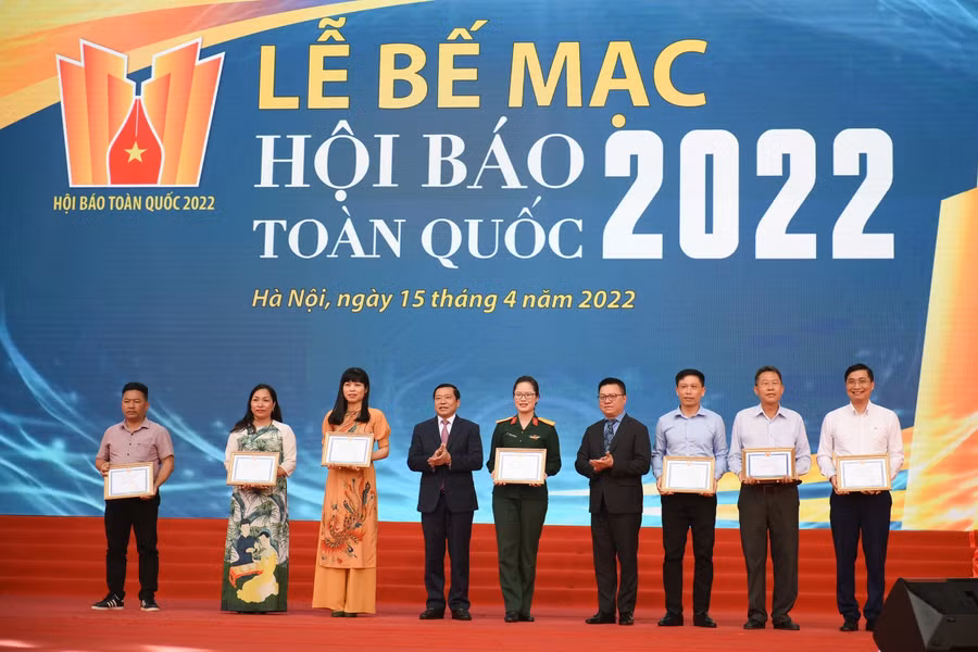 Các đơn vị báo chí nhận giải B ở các thể loại Giải với bìa báo Tết, Giao diện điện tử, Chương trình ấn tượng..