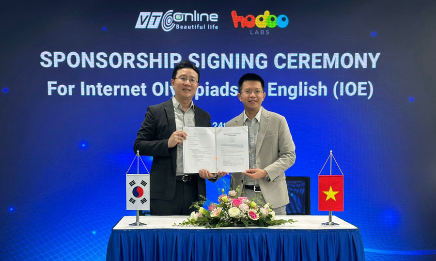 Ông Kim Min Woo - Giám đốc Hodoo Labs và Ông Lê Việt Hòa - Giám đốc VTC Online ký kết tài trợ cuộc thi Olympic tiếng Anh trên Internet. Ông Kim Min Woo - Giám đốc Hodoo Labs và Ông Lê Việt Hòa - Giám đốc VTC Online ký kết tài trợ cuộc thi Olympic tiếng Anh trên Internet.