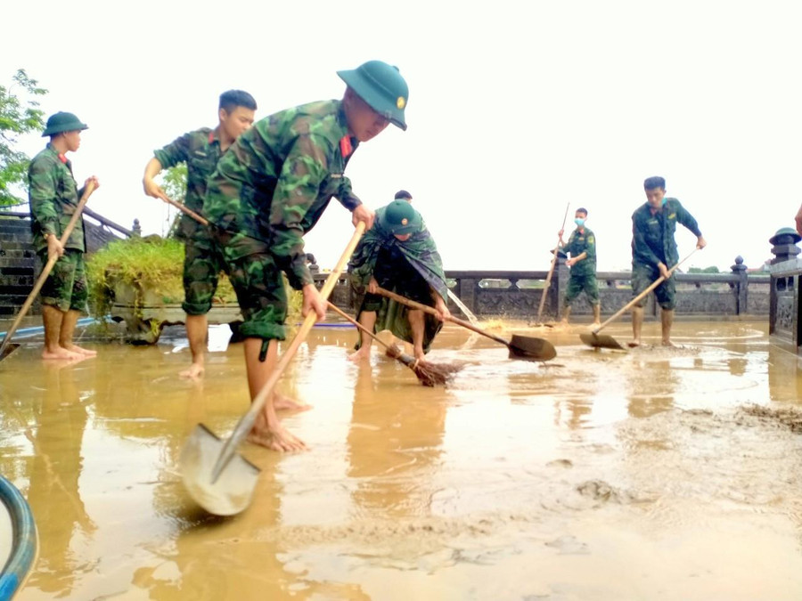 Cùng với việc dọn bùn, các chiến sĩ sẽ sử dụng nước để làm sạch di tích. Cùng với việc dọn bùn, các chiến sĩ sẽ sử dụng nước để làm sạch di tích.