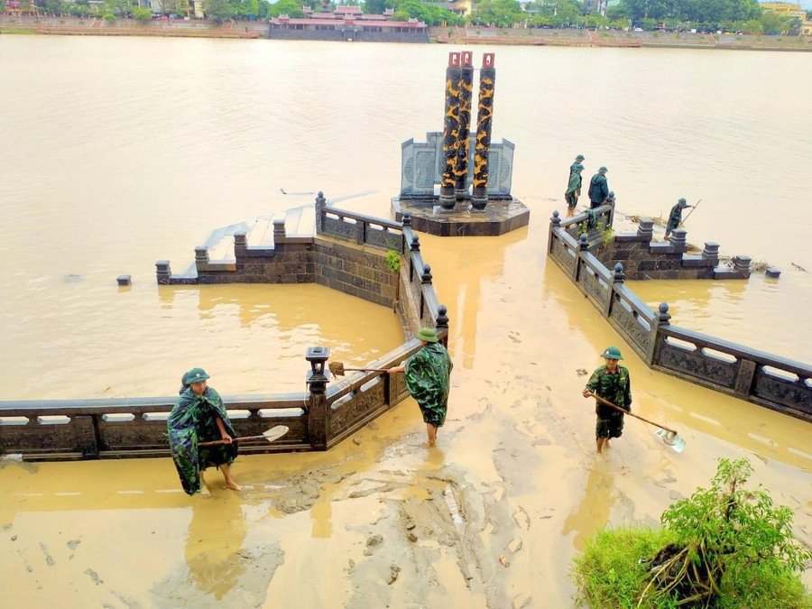 Do ảnh hưởng của mưa bão, tại Quảng Trị xuất hiện mưa to đã khiến nước sông Thạch Hãn dâng cao. Đài tưởng niệm các Anh hùng liệt sĩ bờ Bắc sông Thạch Hãn bị nước dâng, gây ngập. Do ảnh hưởng của mưa bão, tại Quảng Trị xuất hiện mưa to đã khiến nước sông Thạch Hãn dâng cao. Đài tưởng niệm các Anh hùng liệt sĩ bờ Bắc sông Thạch Hãn bị nước dâng, gây ngập.