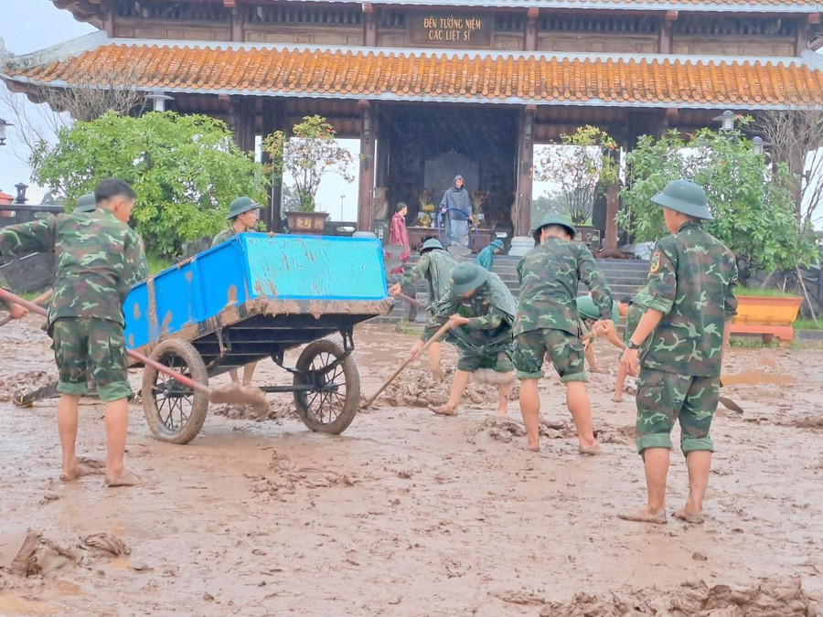 Ngày 22/10, Trung đoàn Bộ binh 842 (Bộ Chỉ huy Quân sự tỉnh Quảng Trị) phối hợp với cán bộ và nhân dân thị xã Quảng Trị tổ chức dọn vệ sinh tại Đài tưởng niệm các Anh hùng liệt sĩ. Ngày 22/10, Trung đoàn Bộ binh 842 (Bộ Chỉ huy Quân sự tỉnh Quảng Trị) phối hợp với cán bộ và nhân dân thị xã Quảng Trị tổ chức dọn vệ sinh tại Đài tưởng niệm các Anh hùng liệt sĩ.