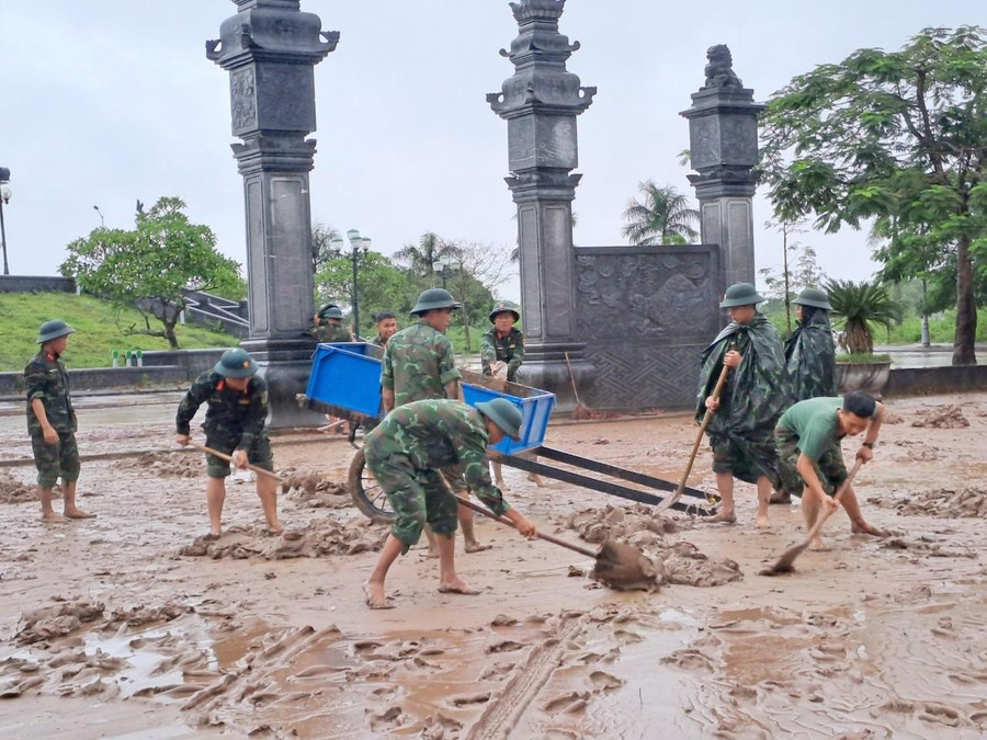 Trung đoàn Bộ binh 842 đã cử 32 cán bộ chiến sĩ phối hợp với gần 20 cán bộ, nhân viên Trung tâm Văn hóa thông tin – Thể dục thể thao thị xã Quảng Trị để tập trung dọn vệ sinh khu vực di tích. Gần 50 người đã dùng các dụng cụ để đẩy khoảng 1.000m3 bùn đất ra khỏi đài tưởng niệm. Trung đoàn Bộ binh 842 đã cử 32 cán bộ chiến sĩ phối hợp với gần 20 cán bộ, nhân viên Trung tâm Văn hóa thông tin – Thể dục thể thao thị xã Quảng Trị để tập trung dọn vệ sinh khu vực di tích. Gần 50 người đã dùng các dụng cụ để đẩy khoảng 1.000m3 bùn đất ra khỏi đài tưởng niệm.