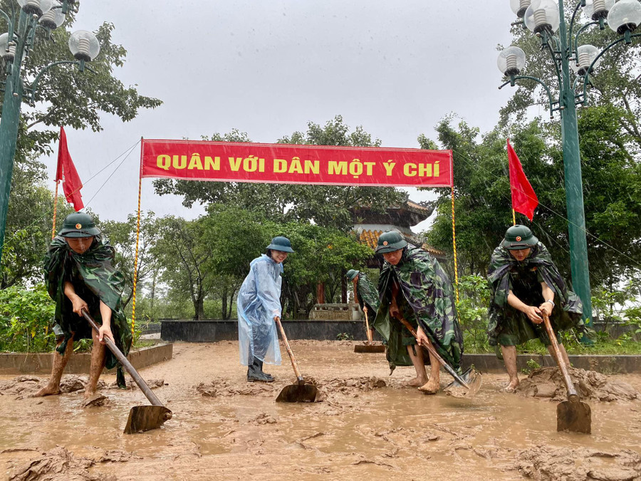 Khi nước lũ rút đi, để lại lớp bùn non dày từ 10 đến 20cm kèm theo các loại rác. Khi nước lũ rút đi, để lại lớp bùn non dày từ 10 đến 20cm kèm theo các loại rác.