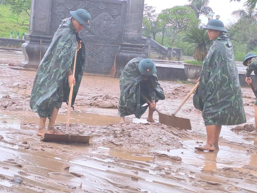 Dưới điều kiện trời mưa, các chiến sĩ vẫn tích cực dọn bùn đất. Dưới điều kiện trời mưa, các chiến sĩ vẫn tích cực dọn bùn đất.