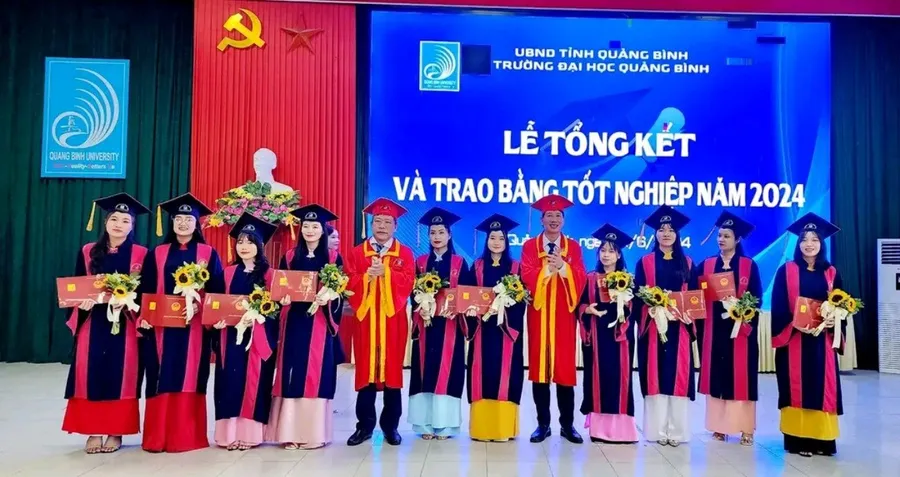 Lãnh đạo Trường đại học Quảng Bình trao bằng tốt nghiệp cho sinh viên.