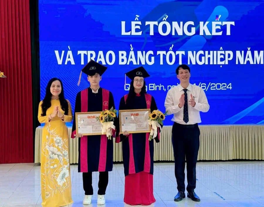 Khen thưởng cho sinh viên người dân tộc thiểu số có thành tích học tập tốt. Khen thưởng cho sinh viên người dân tộc thiểu số có thành tích học tập tốt.