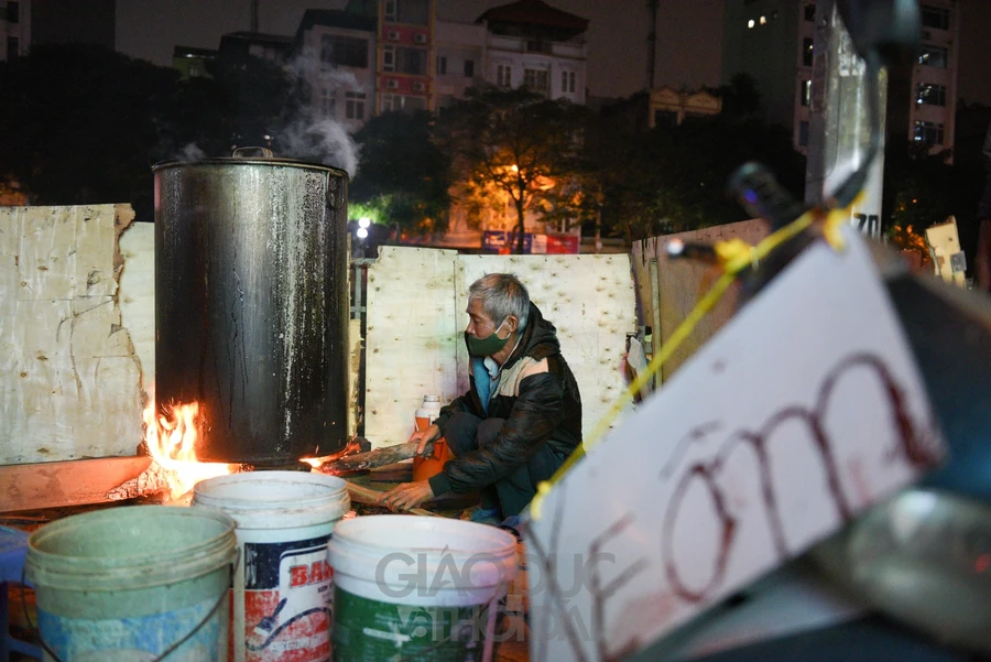 Tối đến những nồi bánh chưng lại nổi lửa trên nhiều tuyến đường tại Hà Nội.