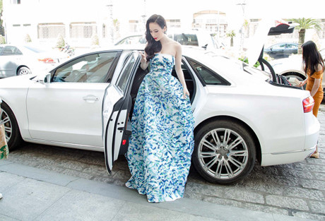 Angela Phương Trinh như Bạch Tuyết bên Rocker Nguyễn - Ảnh 1 Angela Phuong Trinh nhu Bach Tuyet ben Rocker Nguyen - Anh 1