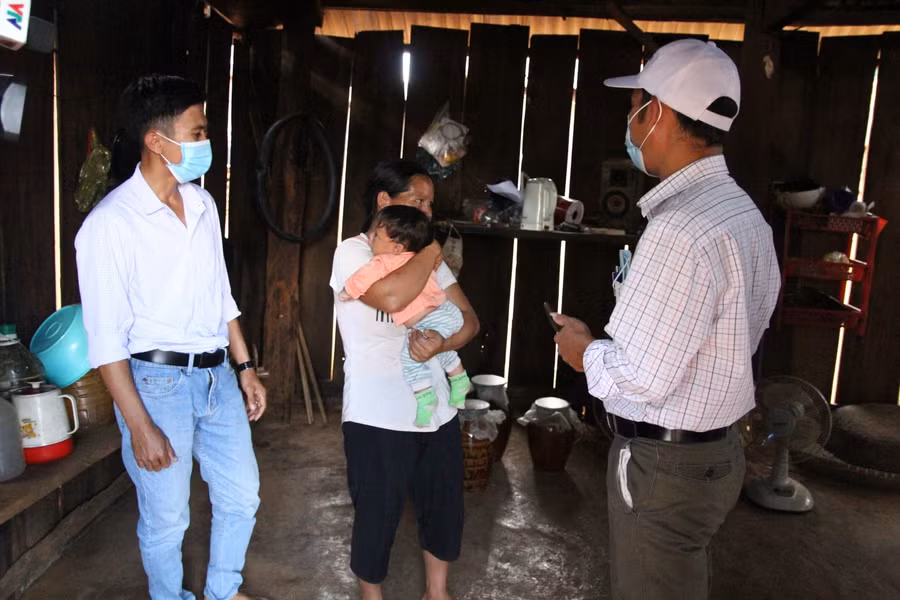 Giáo viên đến tận nhà tuyên truyền, vận động phụ huynh tạo điều kiện cho các em học sinh ra lớp.