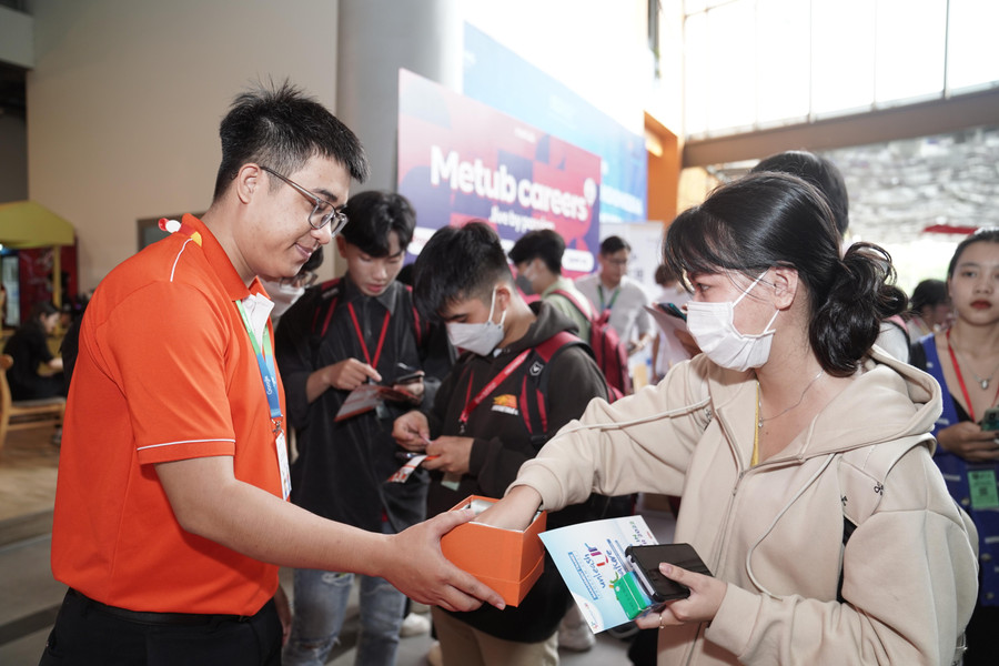 Trong thời gian diễn ra sự kiện, học viên được tham quan gian hàng việc làm, với sự góp mặt của nhiều công ty hàng đầu tại nhiều lĩnh vực như: Nestle, PepsiCO, FrieslandCampina, Ngân hàng TMCP Hàng Hải Việt Nam (MSB), Pencil group, Nano Technologies Vietnam, METUB Việt Nam, BASE ENTERPRISE.,JSC,... Trong thời gian diễn ra sự kiện, học viên được tham quan gian hàng việc làm, với sự góp mặt của nhiều công ty hàng đầu tại nhiều lĩnh vực như: Nestle, PepsiCO, FrieslandCampina, Ngân hàng TMCP Hàng Hải Việt Nam (MSB), Pencil group, Nano Technologies Vietnam, METUB Việt Nam, BASE ENTERPRISE.,JSC,...