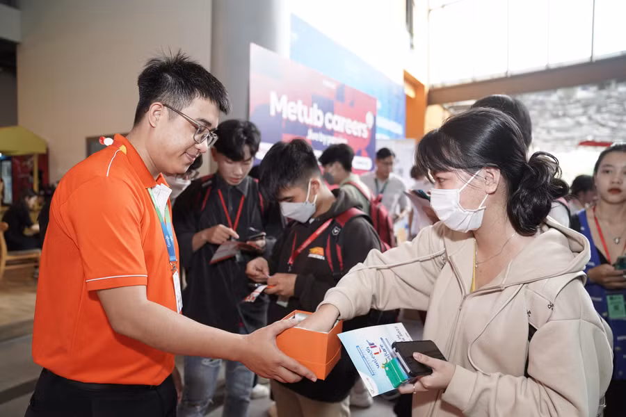 Trong thời gian diễn ra sự kiện, học viên được tham quan gian hàng việc làm, với sự góp mặt của nhiều công ty hàng đầu tại nhiều lĩnh vực như: Nestle, PepsiCO, FrieslandCampina, Ngân hàng TMCP Hàng Hải Việt Nam (MSB), Pencil group, Nano Technologies Vietnam, METUB Việt Nam, BASE ENTERPRISE.,JSC,...