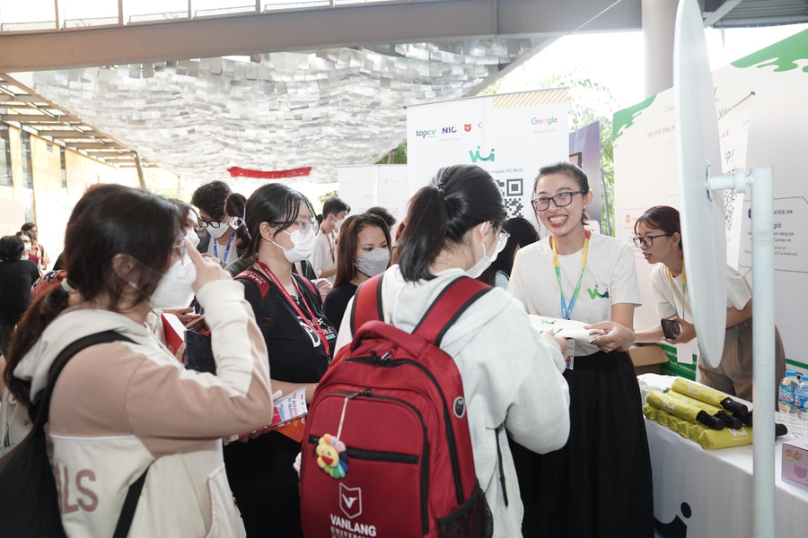 Trong một ngày tổ chức, sự kiện đã thu hút hơn 1,700 người tham dự trực tiếp, đánh dấu hoạt động đầu tiên thuộc chương trình thực tập dành cho các học viên của Chương trình phát triển nhân tài Số. Trong một ngày tổ chức, sự kiện đã thu hút hơn 1,700 người tham dự trực tiếp, đánh dấu hoạt động đầu tiên thuộc chương trình thực tập dành cho các học viên của Chương trình phát triển nhân tài Số.