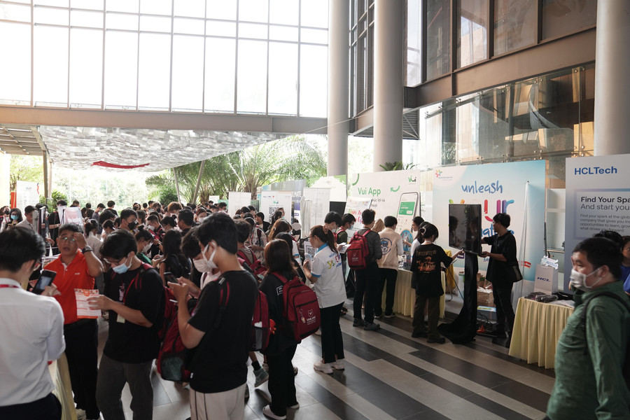 Sự kiện được tổ chức trong khuôn viên trường Đại học Văn Lang và tham gia hoàn toàn miễn phí. Sự kiện được tổ chức trong khuôn viên trường Đại học Văn Lang và tham gia hoàn toàn miễn phí.