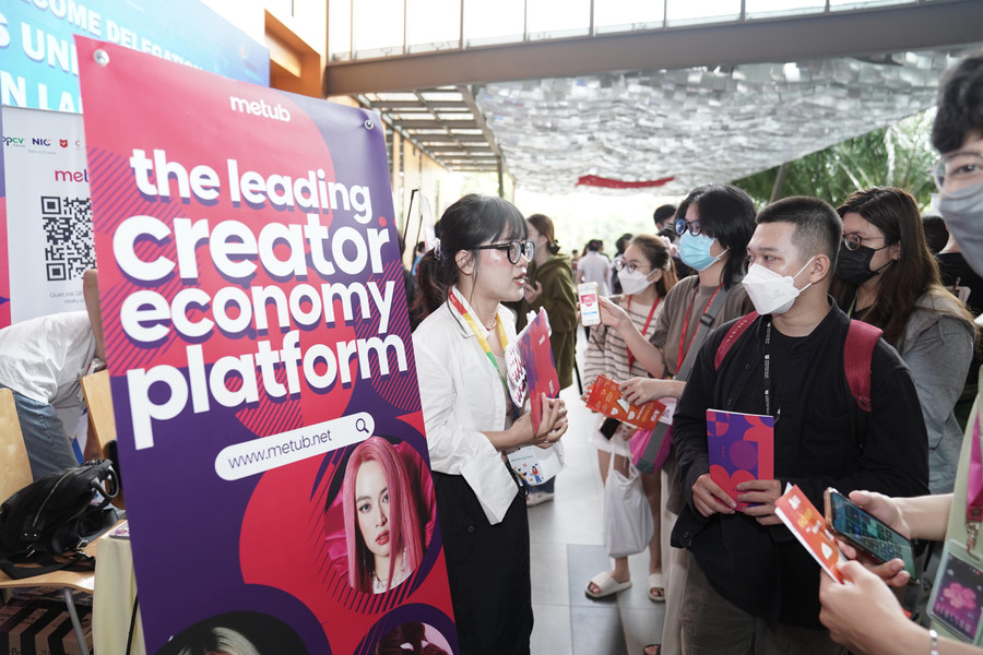 Trong một ngày tổ chức, sự kiện đã thu hút hơn 1,700 người tham dự trực tiếp, đánh dấu hoạt động đầu tiên thuộc chương trình thực tập dành cho các học viên của Chương trình phát triển nhân tài Số. Trong một ngày tổ chức, sự kiện đã thu hút hơn 1,700 người tham dự trực tiếp, đánh dấu hoạt động đầu tiên thuộc chương trình thực tập dành cho các học viên của Chương trình phát triển nhân tài Số.