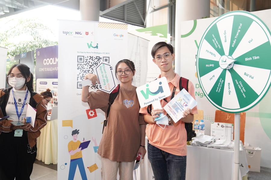 Trước đó, ngày 12/11, tại hội trường của trường Đại học Kinh tế Quốc dân, Hà Nội, sự kiện “Phát triển nhân tài Số: Cơ hội được học, được thành công" được tổ chức đã thu hút 1.300 lượt người tham dự trực tiếp và trực tuyến. Trước đó, ngày 12/11, tại hội trường của trường Đại học Kinh tế Quốc dân, Hà Nội, sự kiện “Phát triển nhân tài Số: Cơ hội được học, được thành công" được tổ chức đã thu hút 1.300 lượt người tham dự trực tiếp và trực tuyến.