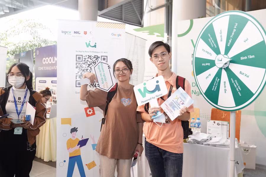 Trước đó, ngày 12/11, tại hội trường của trường Đại học Kinh tế Quốc dân, Hà Nội, sự kiện “Phát triển nhân tài Số: Cơ hội được học, được thành công" được tổ chức đã thu hút 1.300 lượt người tham dự trực tiếp và trực tuyến.