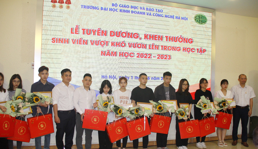 Câu lạc bộ Doanh nhân HUBT tặng quà cho 10 sinh viên vượt khó vươn lên trong học tập. Câu lạc bộ Doanh nhân HUBT tặng quà cho 10 sinh viên vượt khó vươn lên trong học tập.