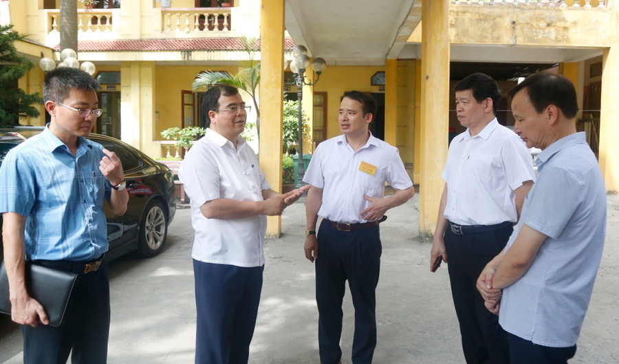 Ông Nguyễn Minh Hùng - Phó Chủ tịch UBND tỉnh Hải Dương (thứ hai từ trái qua phải) và lãnh đạo Sở GD&ĐT kiểm tra công tác chuẩn bị cho kỳ thi tại Trường THPT Nhị Chiểu. Ông Nguyễn Minh Hùng - Phó Chủ tịch UBND tỉnh Hải Dương (thứ hai từ trái qua phải) và lãnh đạo Sở GD&ĐT kiểm tra công tác chuẩn bị cho kỳ thi tại Trường THPT Nhị Chiểu.