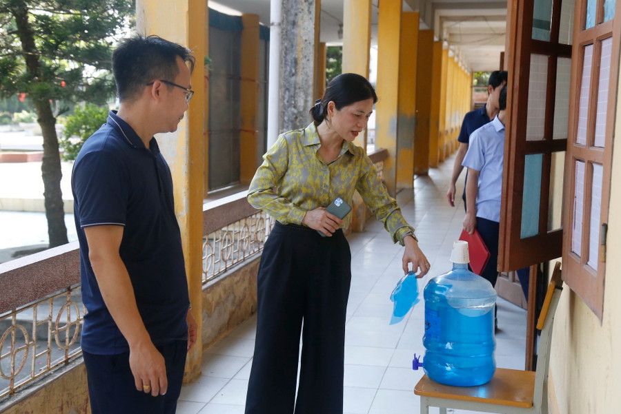 Lãnh đạo thị xã Kinh Môn kiểm tra tại công tác tổ chức thi Trường THPT Phúc Thành (Hải Dương).