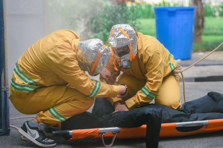 Thực hành cứu người bị nạn trong môi trường khói.