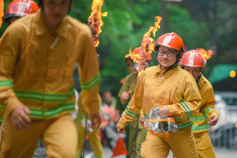 Các đội tham gia phần thi vượt cột lửa.