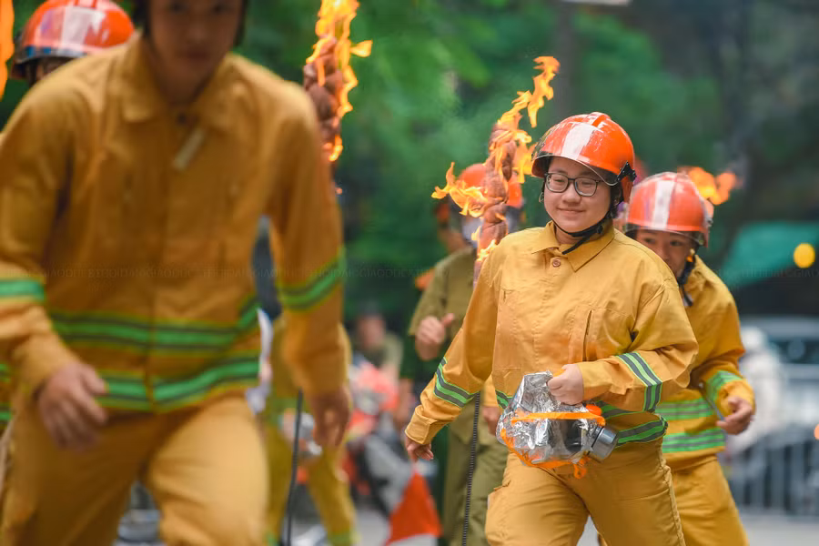 Các đội tham gia phần thi vượt cột lửa.