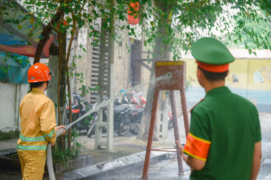 Phần thi phun nước vào tiêu điểm.