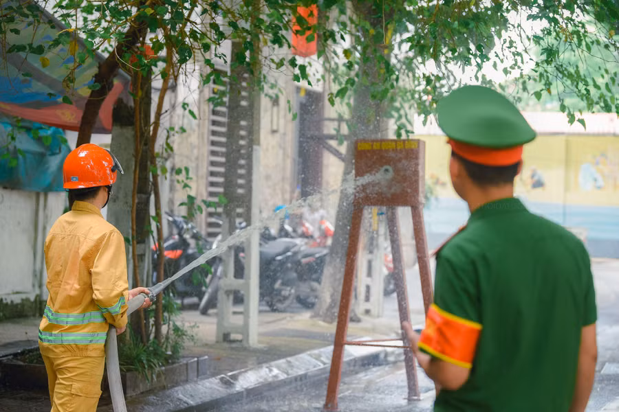 Phần thi phun nước vào tiêu điểm.