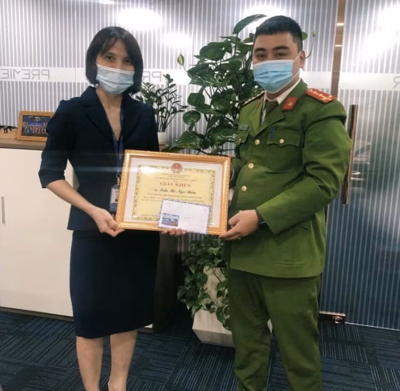 Chị Trần Thị Ngọc Thơm (Kiểm soát viên Ngân hàng TMCP Sài Gòn) đã hỗ trợ, ngăn chặn thành công vụ lừa đảo chiếm đoạt tài sản.