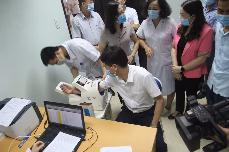 Trước khi tiêm phòng, các đối tượng được kiểm tra đo huyết áp, thân nhiệt kỹ càng.