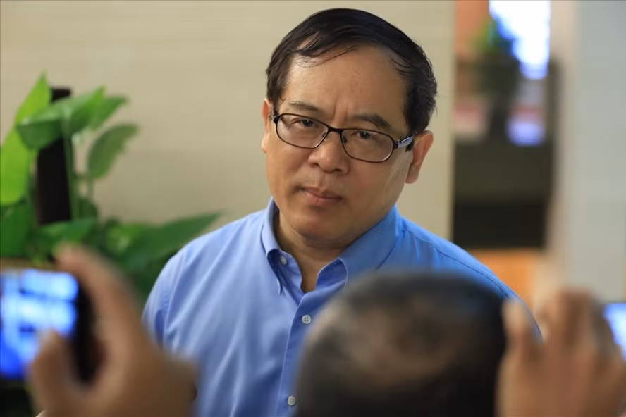 Đại biểu Nguyễn Quốc Hưng trao đổi với báo chí bên hành lang về việc ông đề xuất thu phí chia tay