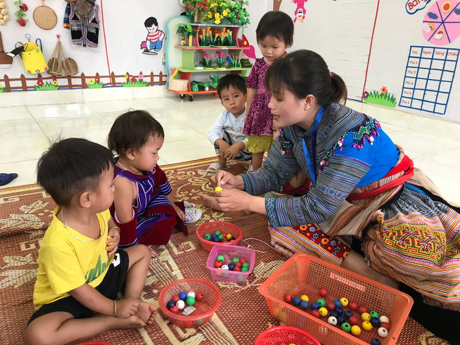 Cô giáo đã tìm hiểu khả năng của từng trẻ sau đó có những biện pháp phù hợp để giáo dục phát triển trẻ.