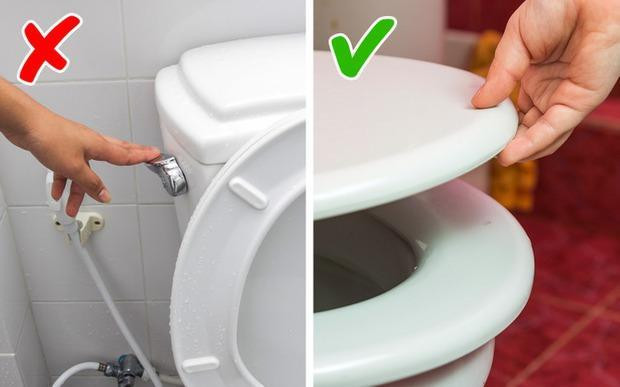 Hãy đậy nắp bồn cầu rồi mới xả nước.