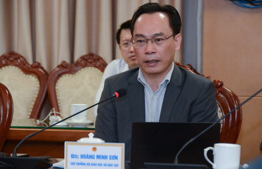 Thứ trưởng Bộ GD&amp;ĐT Hoàng Minh Sơn trao đổi tại buổi làm việc.