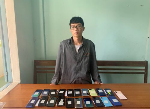 Trần Vũ Tuấn cùng tang vật. Ảnh: Cơ quan công an.