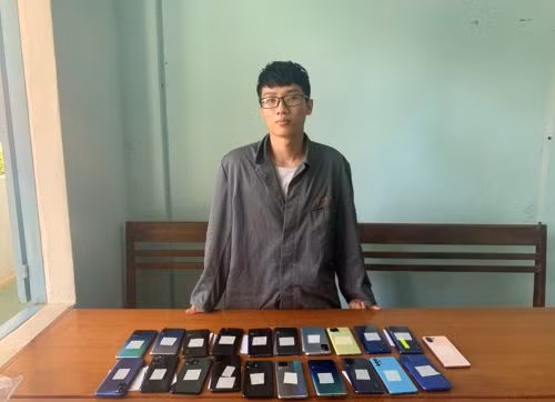 Trần Vũ Tuấn cùng tang vật. Ảnh: Cơ quan công an.