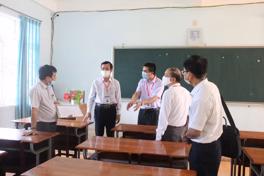 Thứ trưởng cùng đoàn công tác của Ban chỉ đạo quốc gia kiểm tra tại điểm thi Trường THPT Chuyên Hùng Vương.